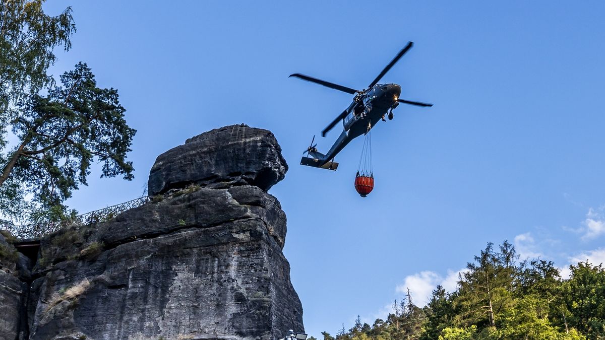 Úřad trvá na vině dobrovolného pilota vrtulníku z Hřenska. Místo pokuty však dostal napomenutí
